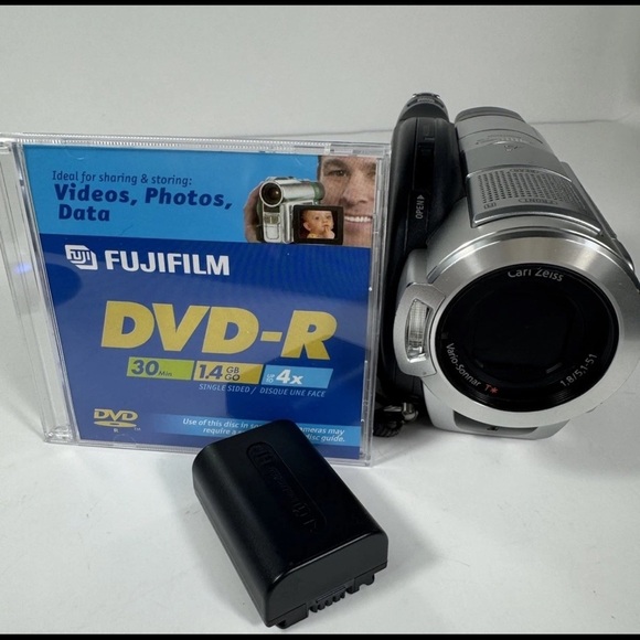 Sony 4.0 Megapixel Handycam model DCR-DVD408. Wide LCD Digital Video Camera